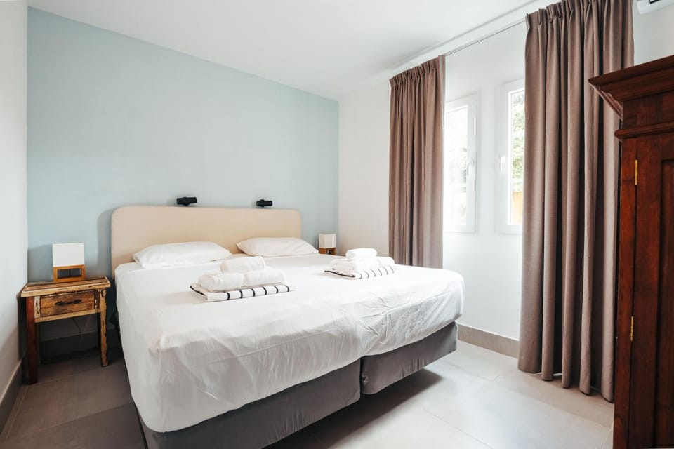 Bed, Photo of the whole room, Bedroom, towels