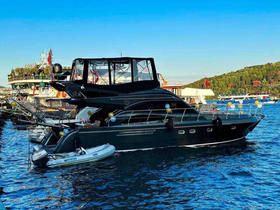 Den Den İstanbul Docked boat in Istanbul