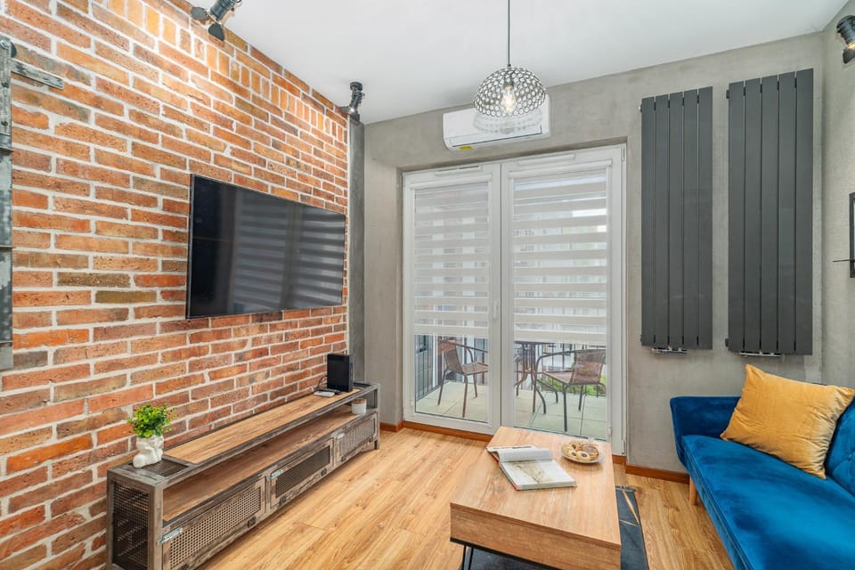 TV and multimedia, Living room, Seating area, Evening entertainment
