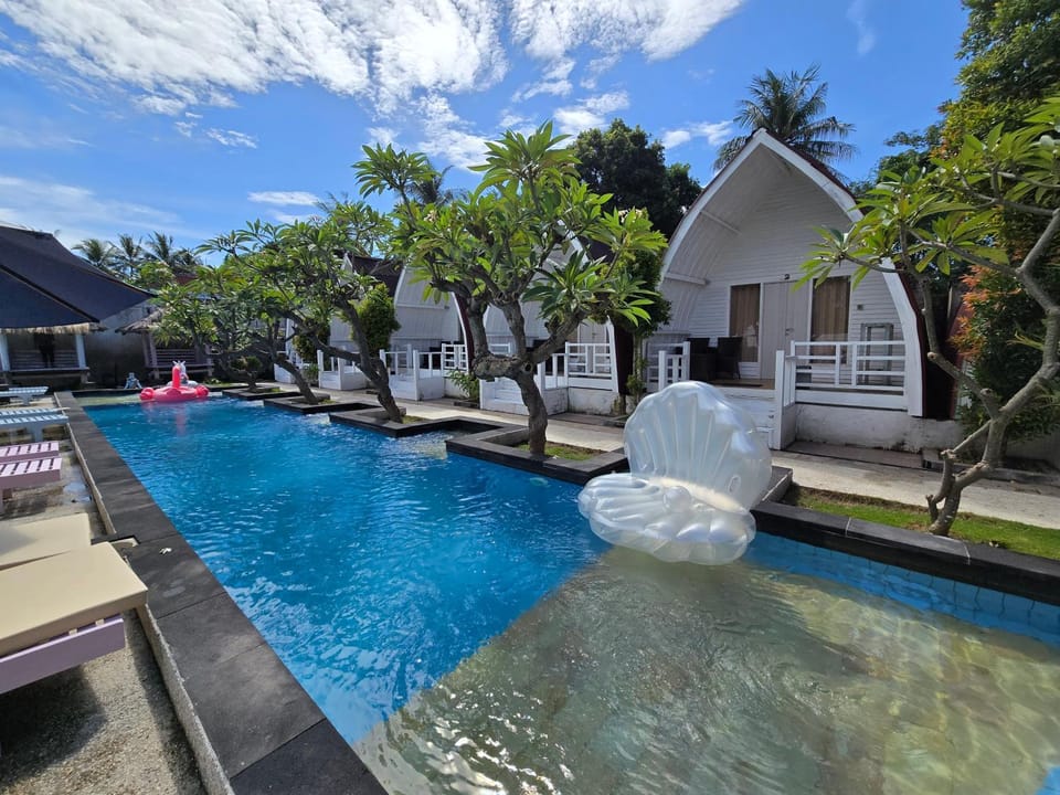 Property building, Swimming pool, sunbed