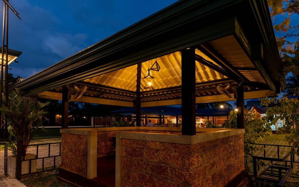 Restaurant/places to eat, Day, Night, Natural landscape, Food and drinks, Banquet/Function facilities, Seating area, Food