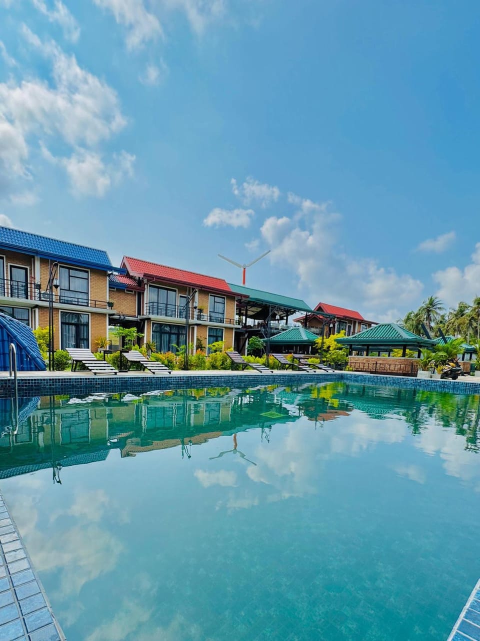 Property building, Day, Pool view, Swimming pool, Swimming pool, sunbed