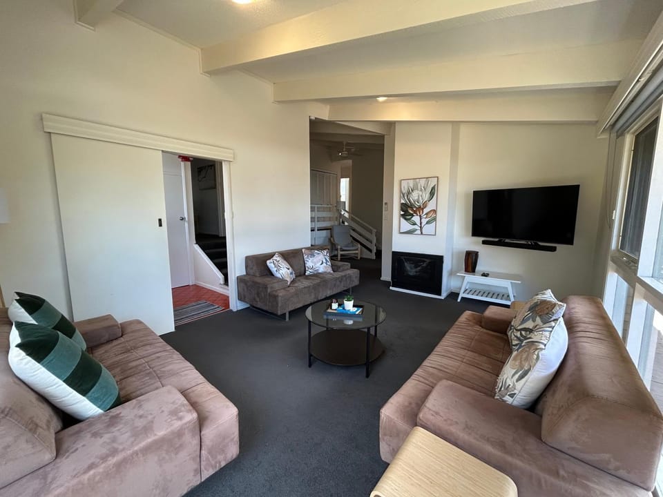 TV and multimedia, Living room, Seating area, Evening entertainment