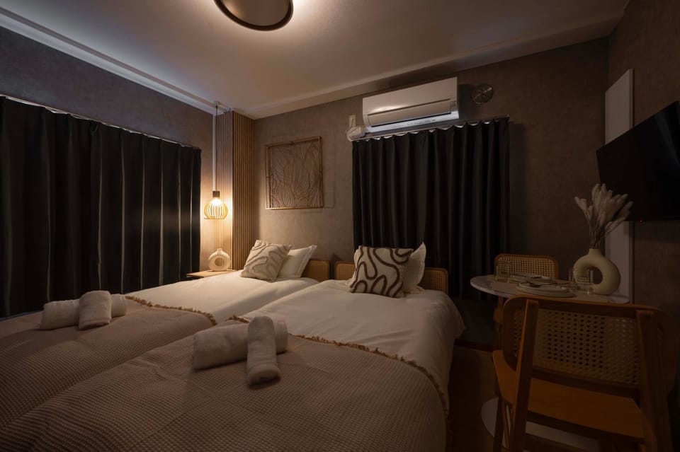 Bed, TV and multimedia, Bedroom, towels, air conditioner