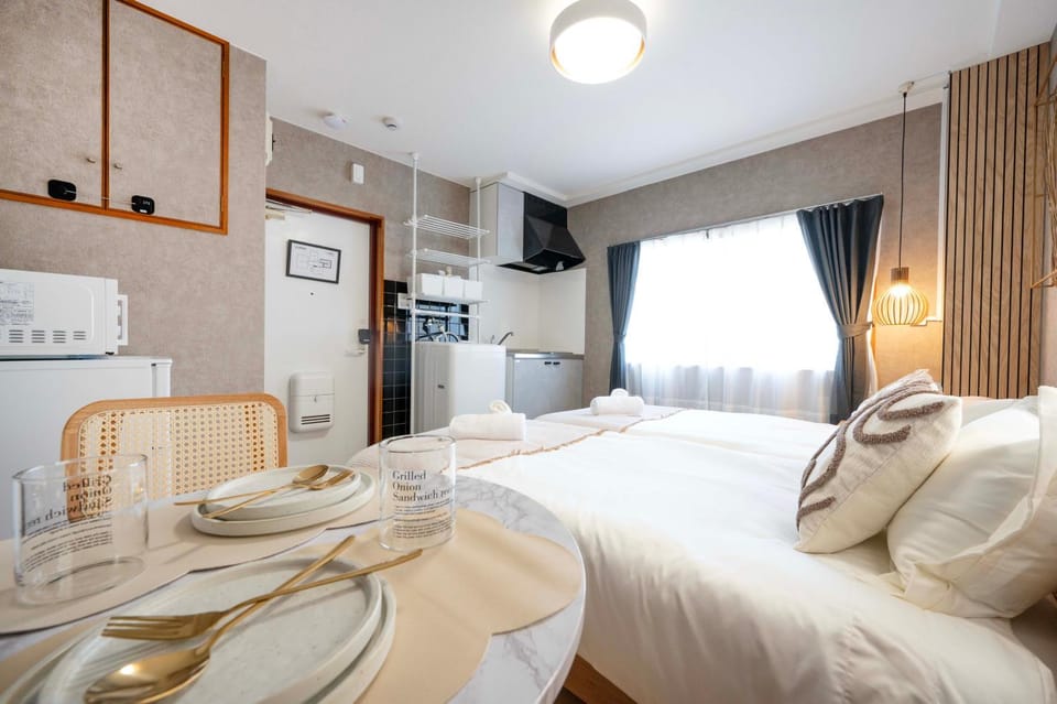 Bed, Kitchen or kitchenette, Seating area, Bedroom, stove