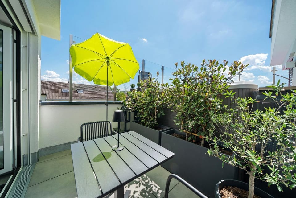 Property building, Balcony/Terrace, Living room
