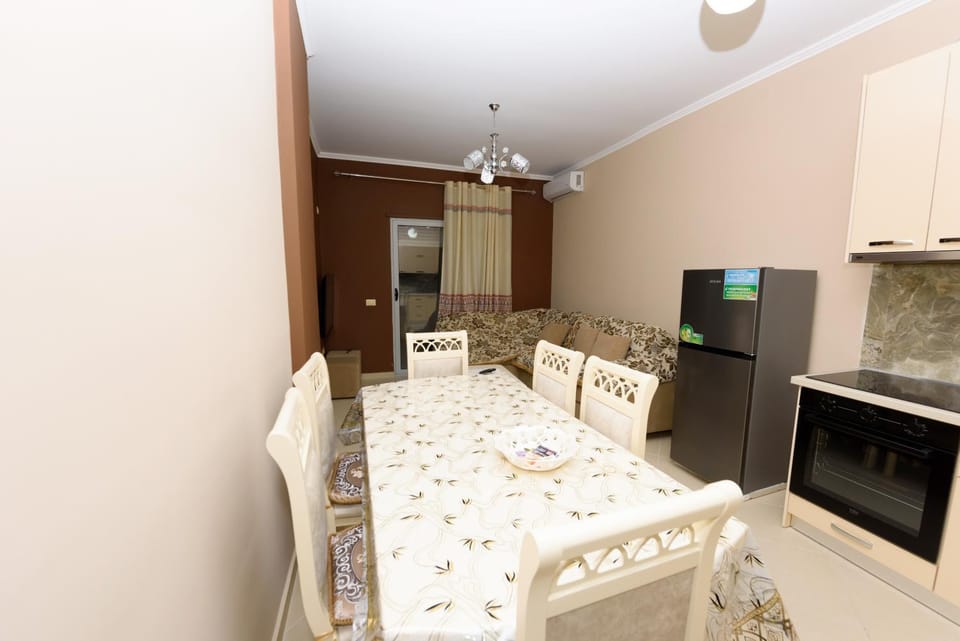 Kitchen or kitchenette, Living room, Seating area, Dining area
