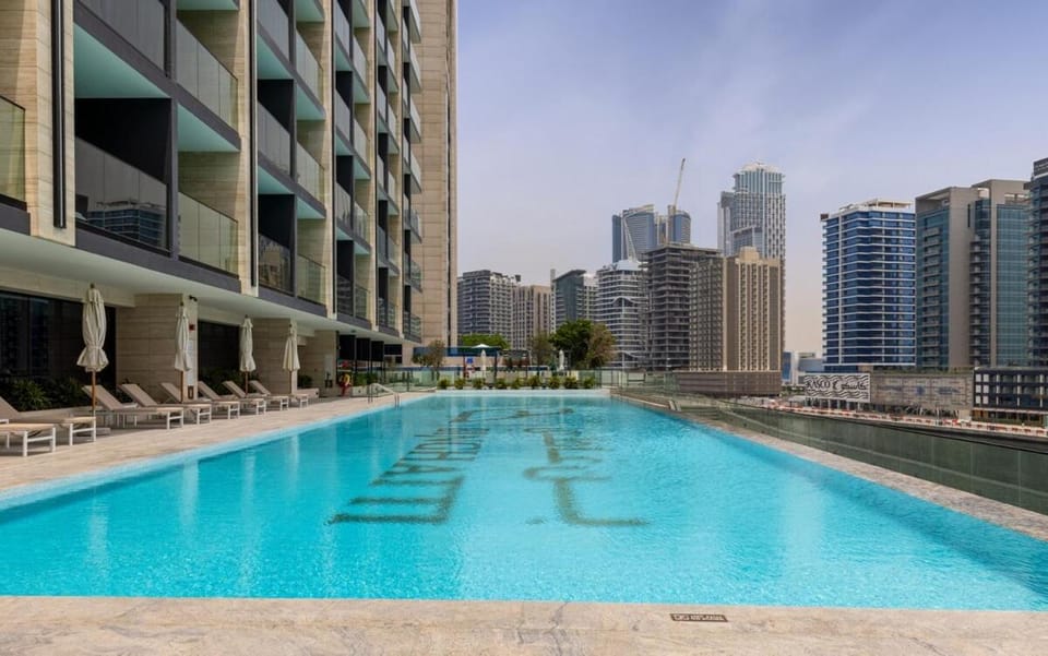 Waves - Luxe Studio with Jacuzzi & City Views Apartment in Dubai