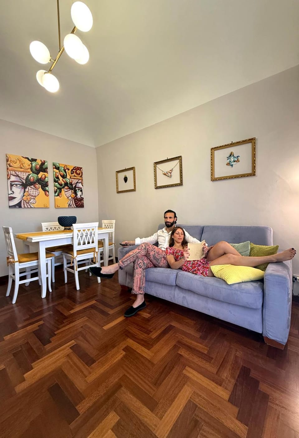 People, Living room, Seating area, Dining area, Guests, group of guests