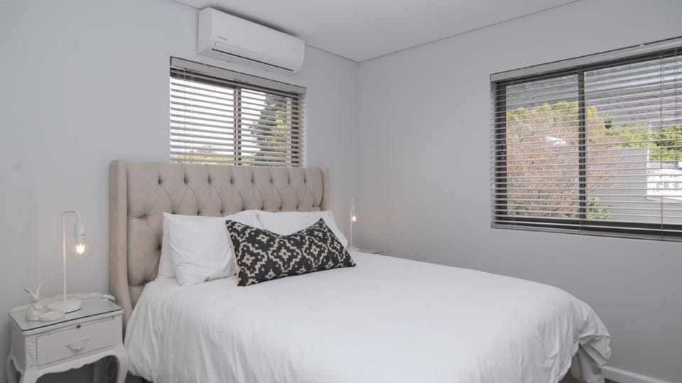 Bed, Photo of the whole room, Bedroom, air conditioner