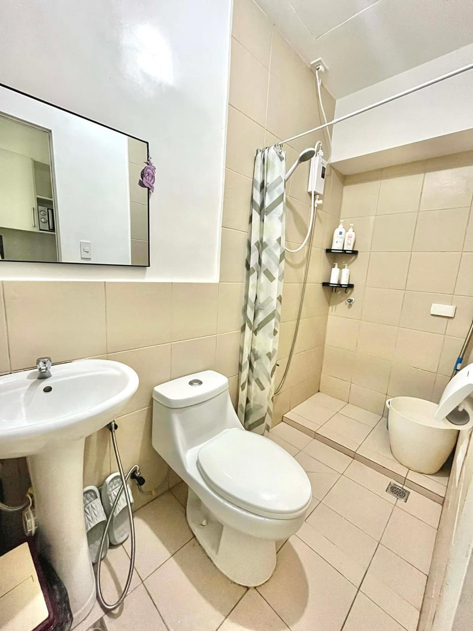 Shower, Toilet, Bathroom, bidet, towels