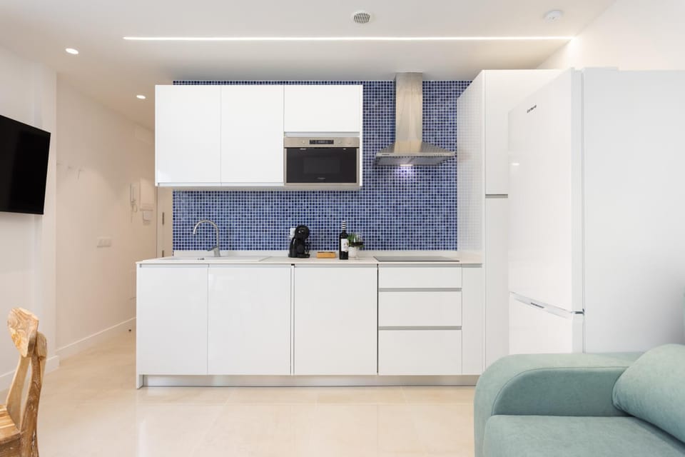 Coffee/tea facilities, dishwasher, washing machine, dryer, kitchen