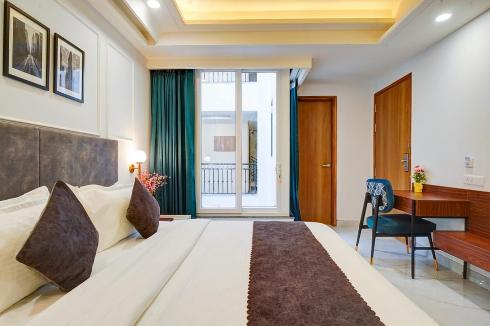 Bed, Balcony/Terrace, Photo of the whole room, Decorative detail, Seating area, Bedroom, wardrobe