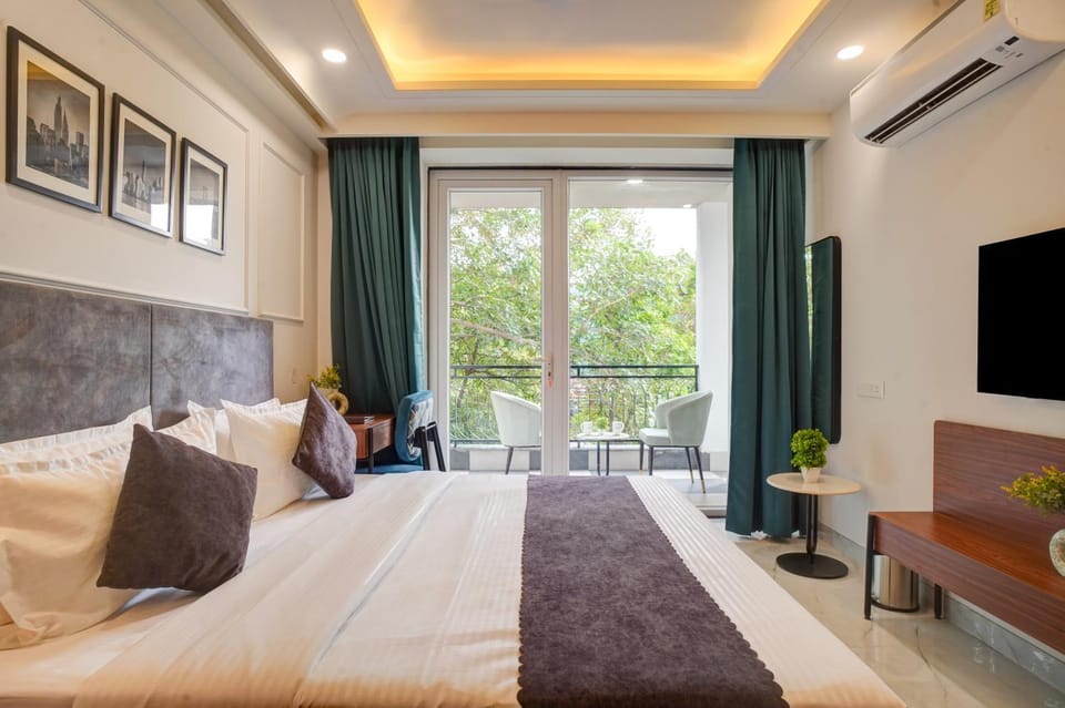 Bed, TV and multimedia, Balcony/Terrace, Photo of the whole room, Decorative detail, Seating area, Evening entertainment, Bedroom, air conditioner