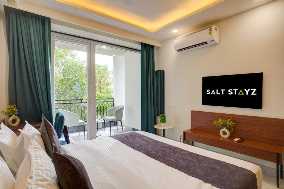 Bed, TV and multimedia, Balcony/Terrace, Living room, Photo of the whole room, Seating area, Bedroom, City view, air conditioner