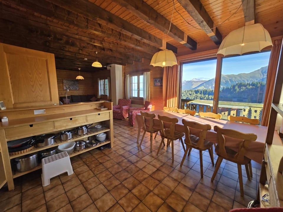 Dining area, Mountain view, stove