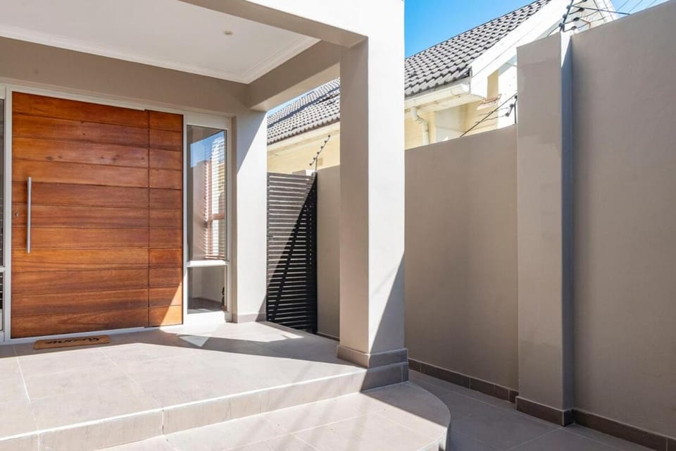 Modern & secure flatlet on shared property Apartment in Sea Point