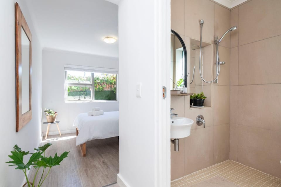 Modern & secure flatlet on shared property Apartment in Sea Point