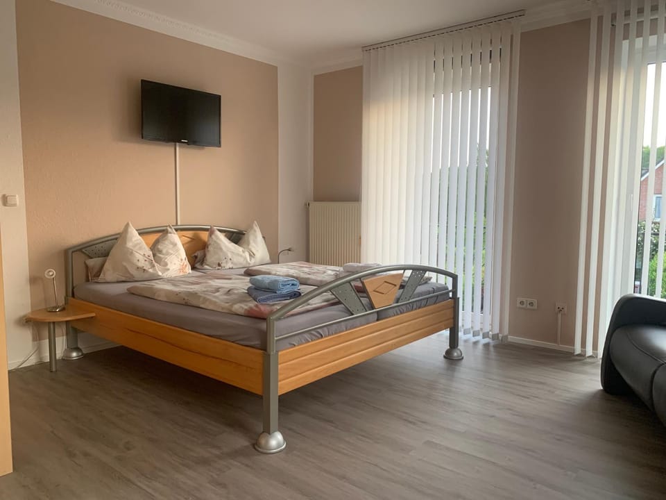 Bed, TV and multimedia, Photo of the whole room, Bedroom, towels