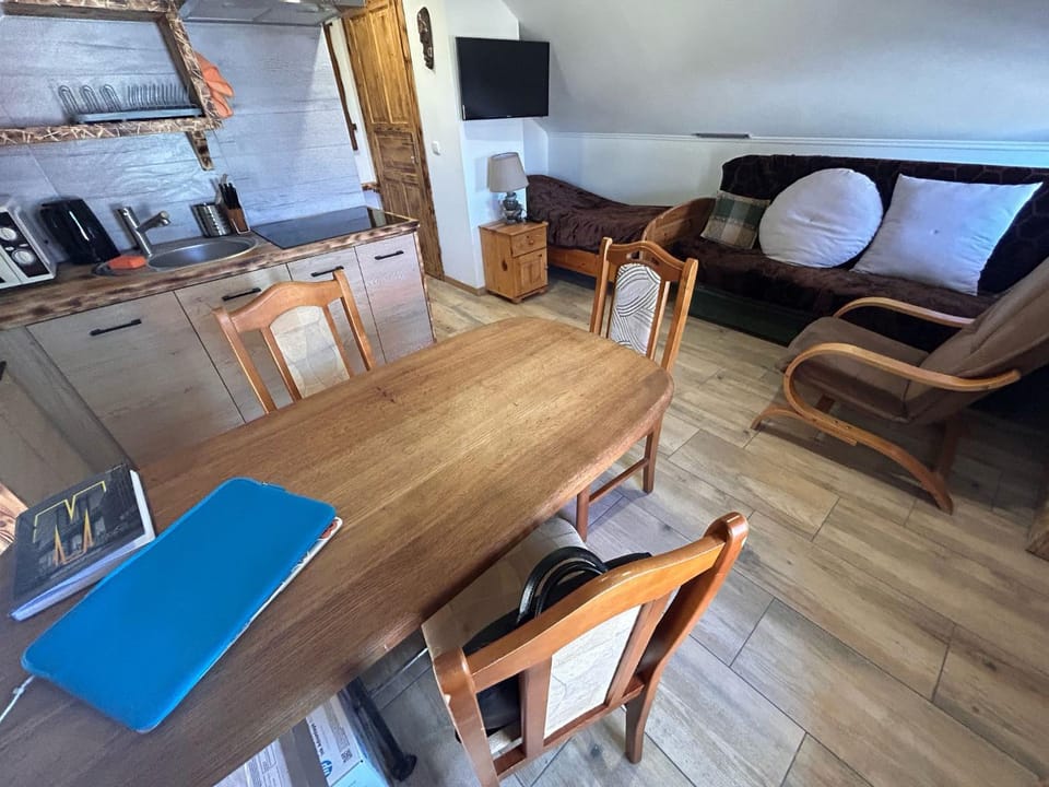 Communal lounge/ TV room, TV and multimedia, Kitchen or kitchenette, Living room, Seating area, Dining area, oven, pet friendly, stove
