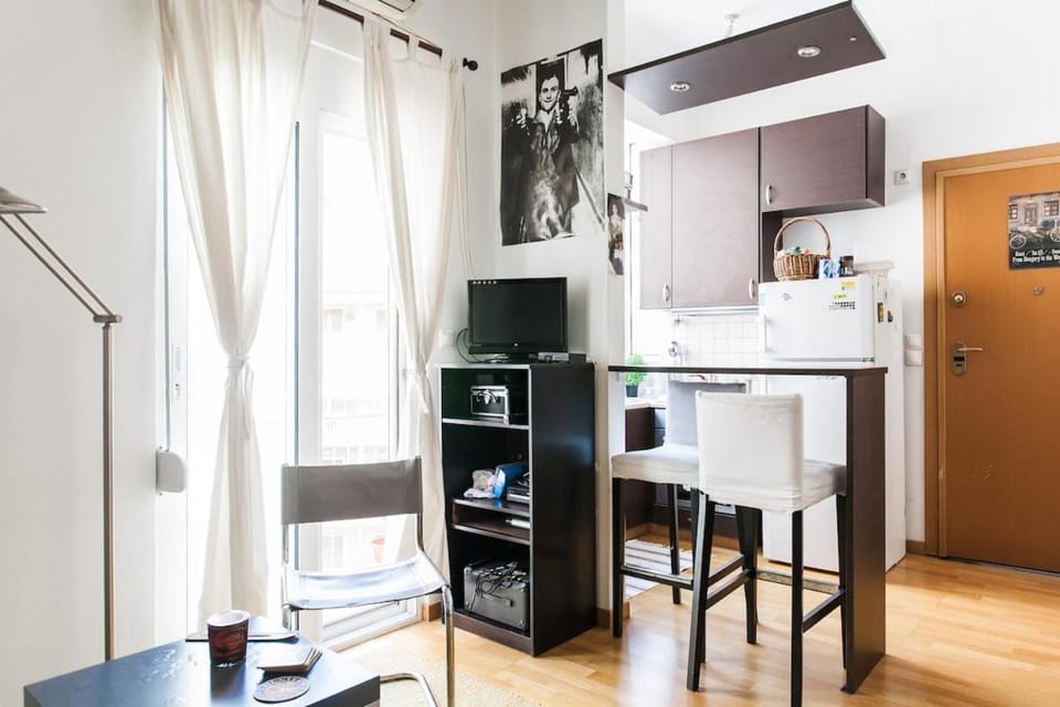 Cozy renovated flat with balcony Apartment in Kallithea