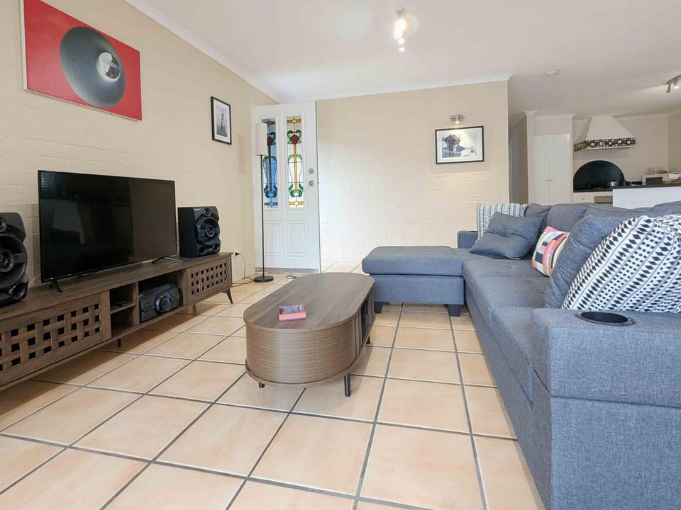 TV and multimedia, Living room, Seating area, air conditioner