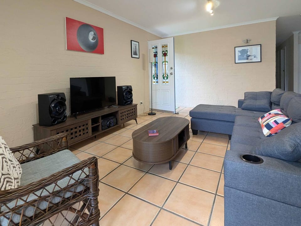 TV and multimedia, Seating area, air conditioner