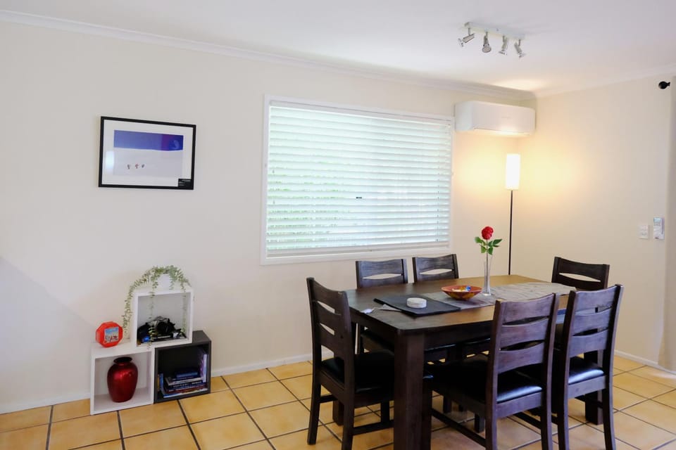 Seating area, Dining area, air conditioner