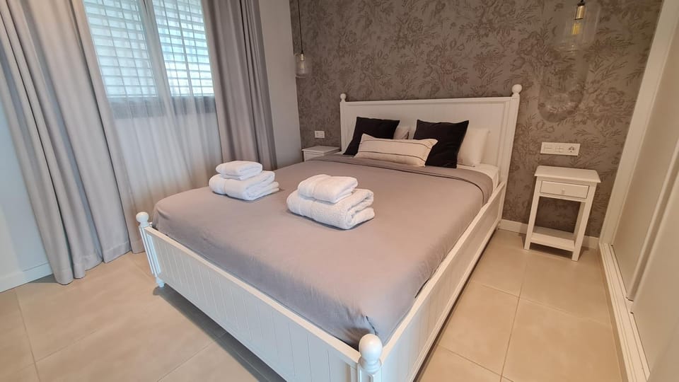 Mara's Apartments Higuerón West - Suncoast Privilege - 3 Community Pools Apartment in Fuengirola