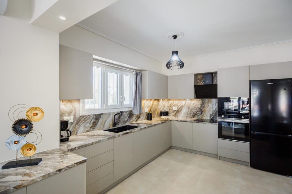 Coffee/tea facilities, Kitchen or kitchenette, oven, stove, toaster