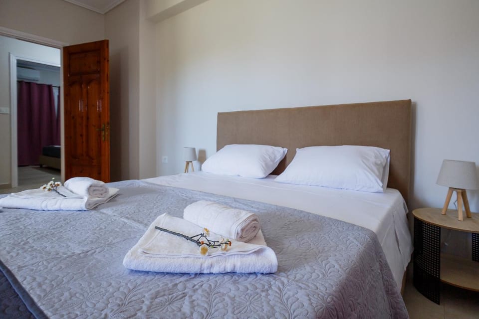 Bed, Photo of the whole room, Bedroom, towels