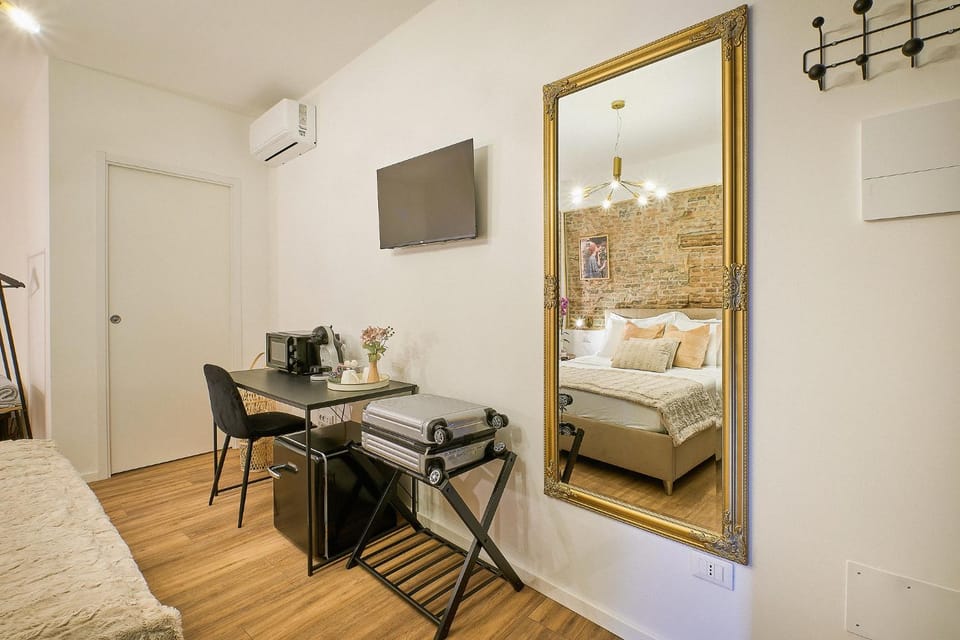 Bed, TV and multimedia, Living room, Photo of the whole room, Seating area, Dining area, Bedroom, air conditioner