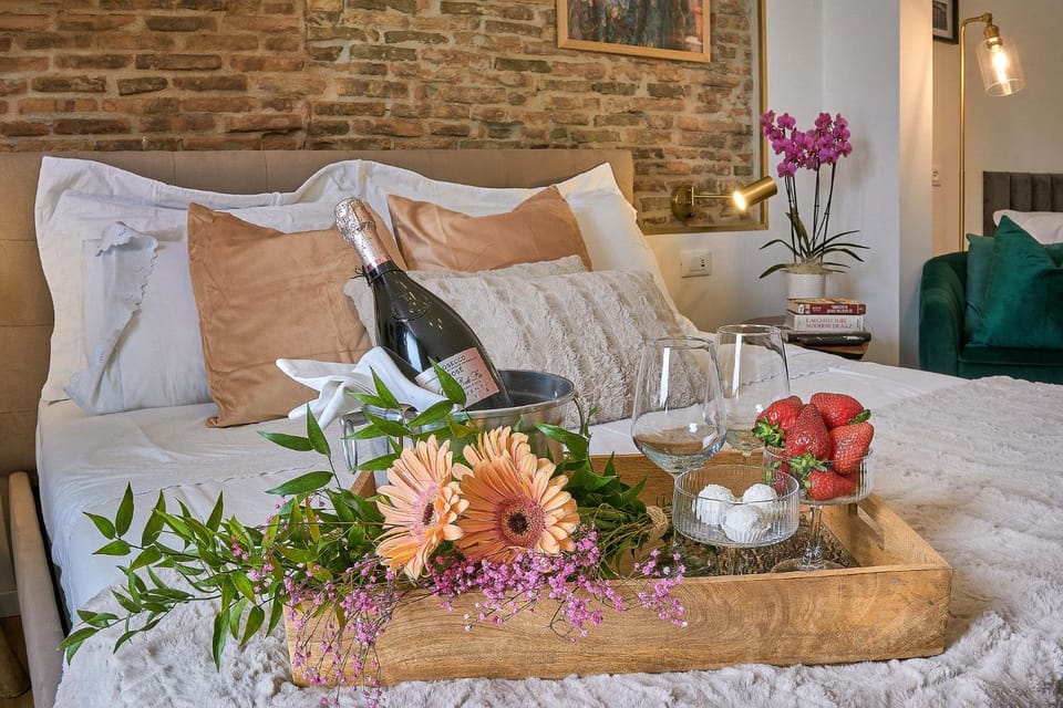 Bed, Food and drinks, Photo of the whole room, Bedroom, Food, Drinks