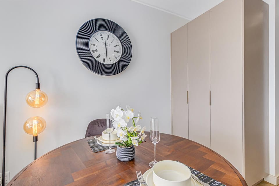 Luxury Modern One-Bedroom Apartment l Secure Parking l Fast Wi-Fi Apartment in Johannesburg