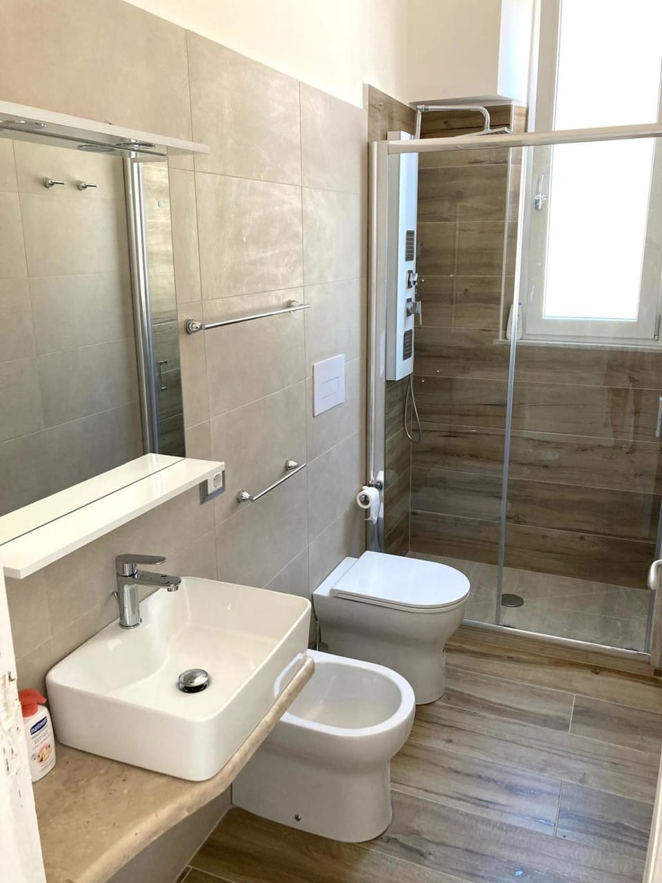 Shower, Toilet, towels