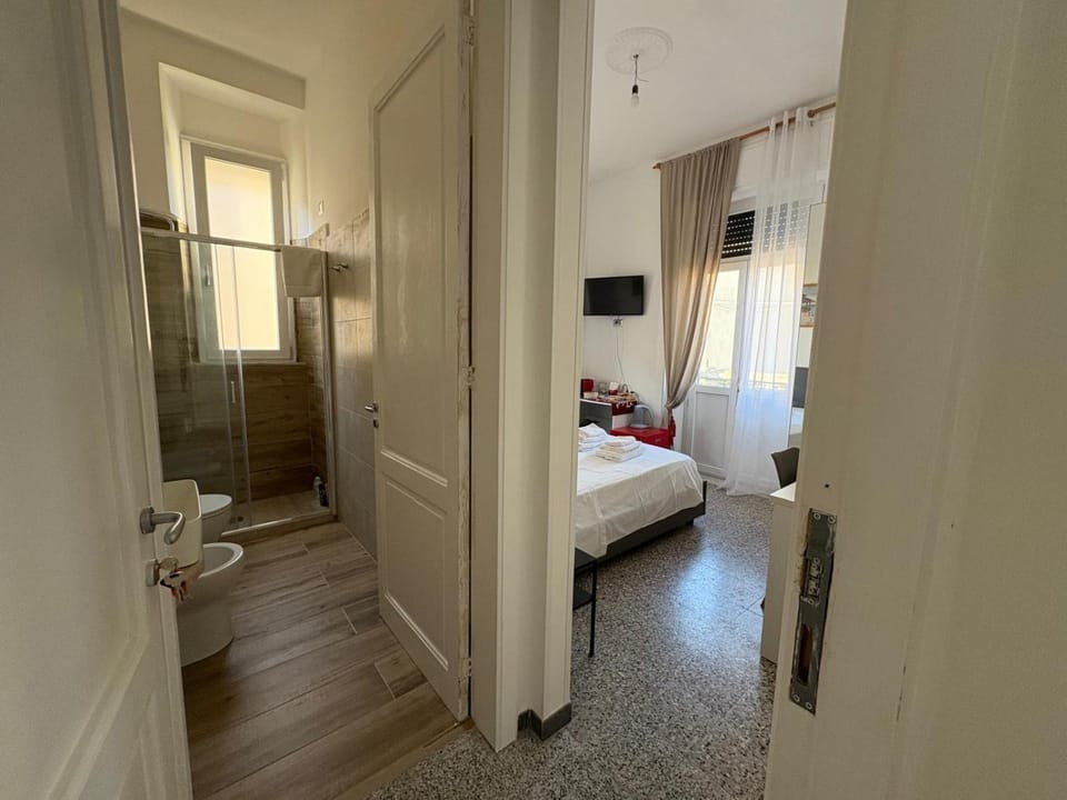 Photo of the whole room, towels