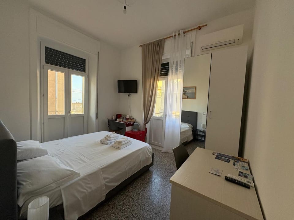 Bed, TV and multimedia, Photo of the whole room, Seating area, towels