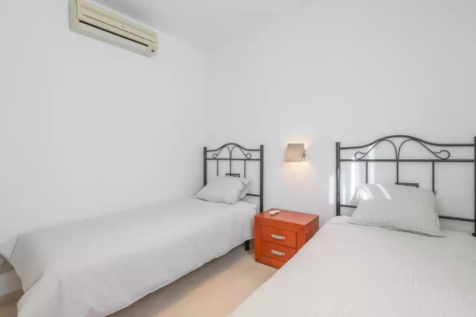 Bed, Photo of the whole room, Bedroom, air conditioner