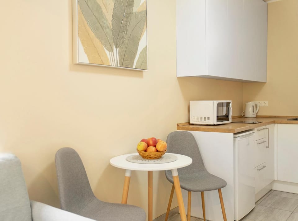 Coffee/tea facilities, Kitchen or kitchenette, Dining area, stove