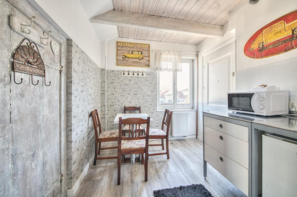 Kitchen or kitchenette, Dining area, microwave