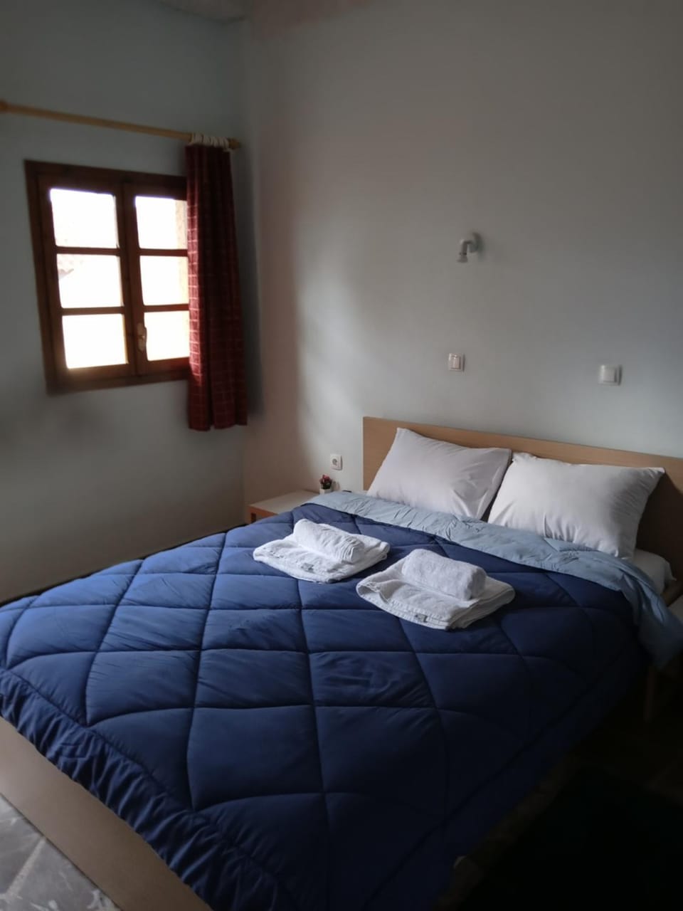Bed, towels