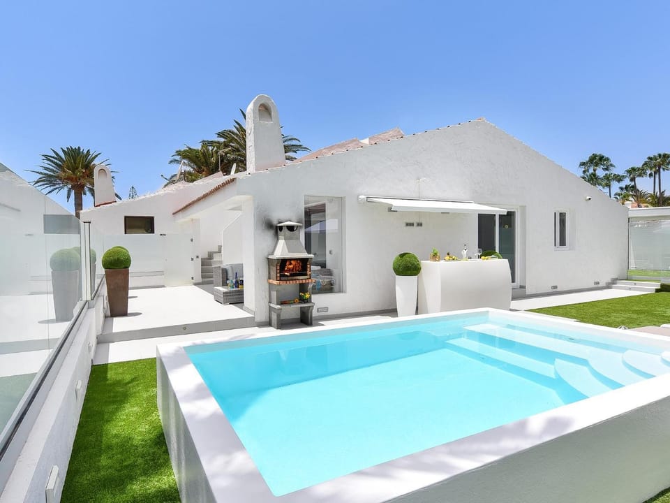 Property building, Day, BBQ facilities, Pool view, Swimming pool, sunbed