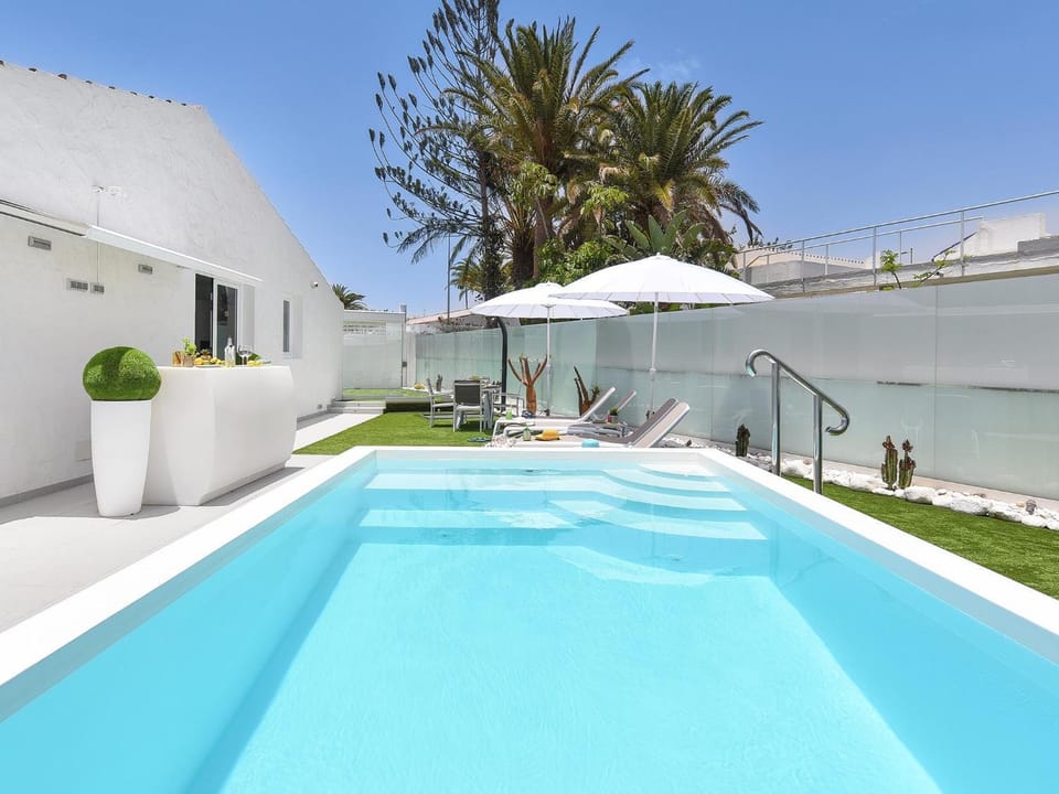 Day, Swimming pool, sunbed