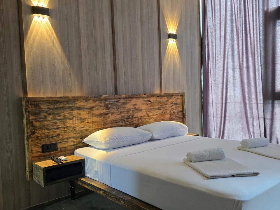 Bed, towels