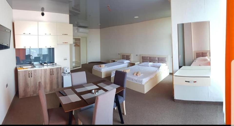 Bed, Kitchen or kitchenette, Photo of the whole room, Bedroom, towels