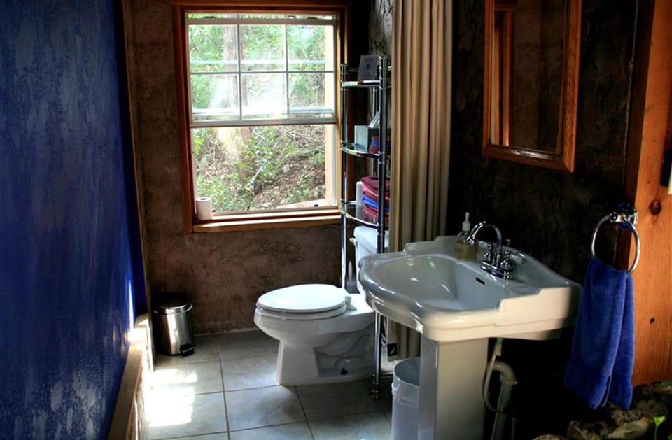 Tree House Yurt in Austin, Texas, Perfect for a Glamping Getaway House in Rio Grande