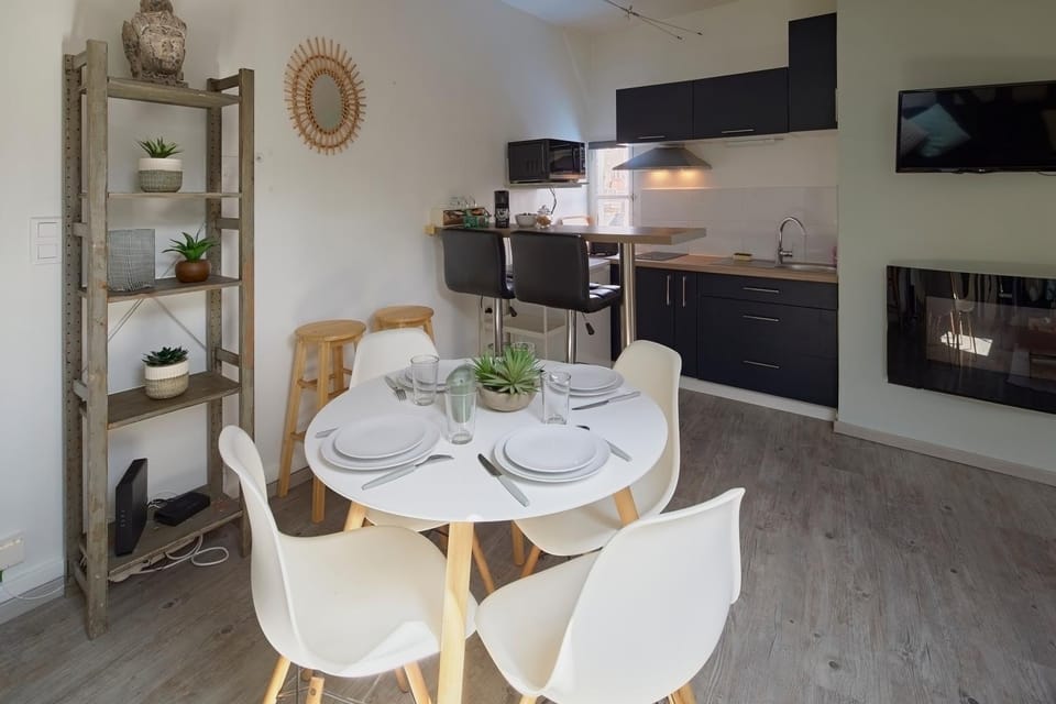 Kitchen or kitchenette, Dining area