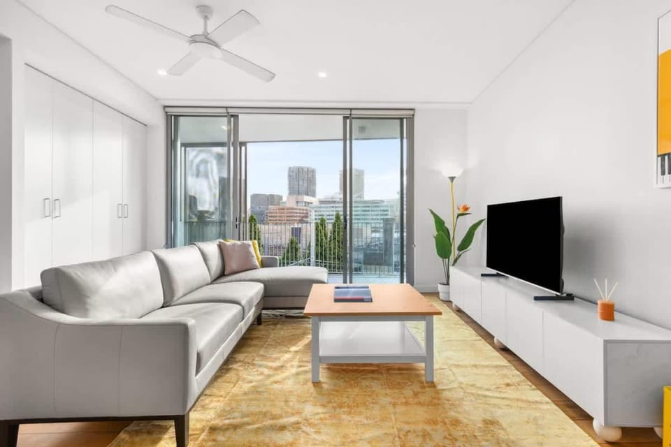 Central luminous 2 beds with balcony & aircon Apartment in Surry Hills