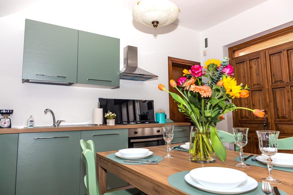 Kitchen or kitchenette, Dining area, stove