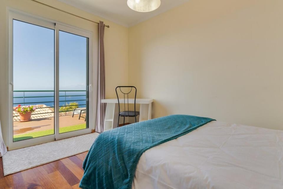 Bed, Natural landscape, View (from property/room), Balcony/Terrace, Photo of the whole room, Bedroom, Sea view